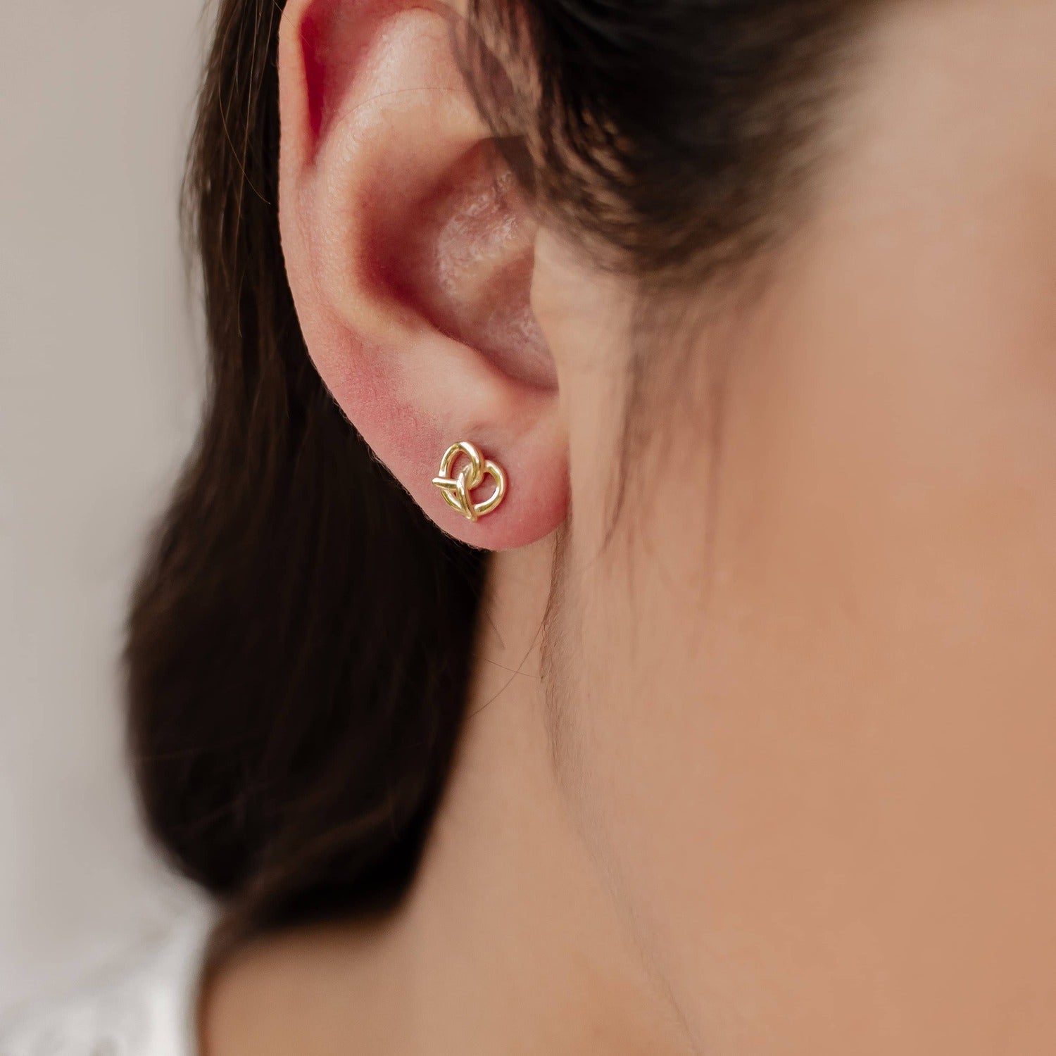 Pendiente de Botón Pretzel Plata de Ley 925